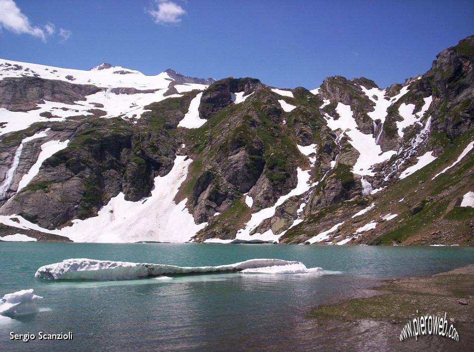 15 Blocchi di ghiaccio nel lago Zott sullo sfondo del Basodino.jpg